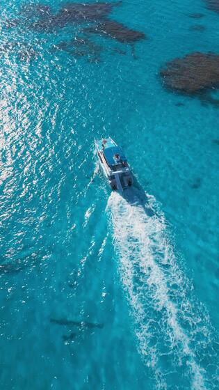 Catamarán navegando sobre aguas cristalinas
